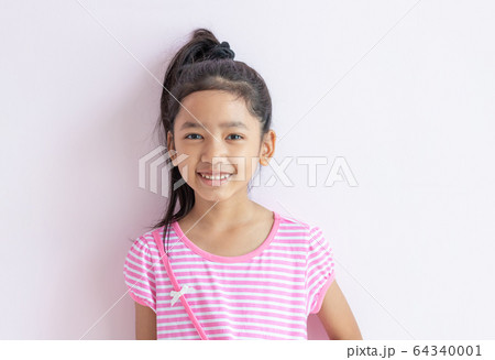 The child tied up black hair and smiled happily. 64340001
