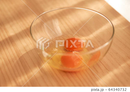 生たまご　朝食　窓辺　２コ 64340732