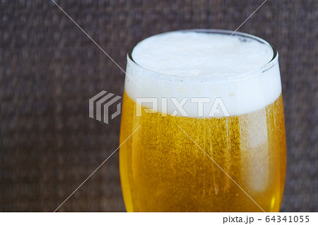地ビール　グラスビール　ビール　生ビール　夏　黒バック　コピースペース　酒　beer　泡　発泡酒 64341055