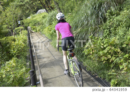 サイクリング　ロードレーサー　自転車　女性　30代　健康　ライフスタイル　スポーツ 64341959