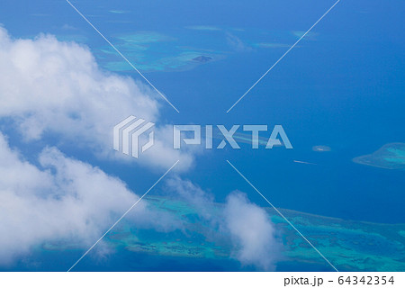 飛行機から見下ろす海 64342354