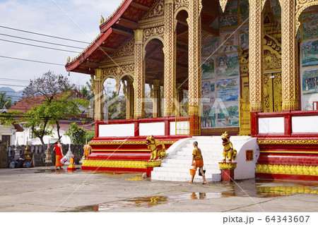 ワット・マノローム　掃除中の少年僧 64343607
