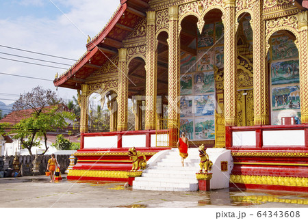 ワット・マノローム 掃除中の少年僧 ワット・マノローム 掃除中の少年僧 64343608