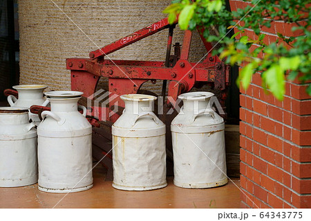 牧場のミルク缶の写真素材 [64343775] - PIXTA