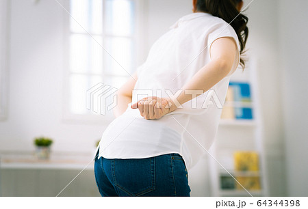 妊婦 腰痛 妊婦 腰痛 64344398