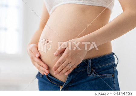 マタニティモデル お腹 女性 マタニティモデル お腹 女性 64344458