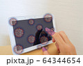 コロナウイルス 感染 付着 スマートフォン タブレット  手 指先 64344654