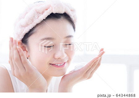 女性　ビューティーイメージ　洗顔 64344868