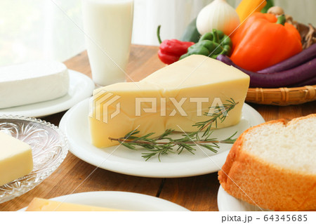 ナチュラルチーズ 64345685