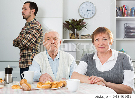 Parents arguing with son 64346985