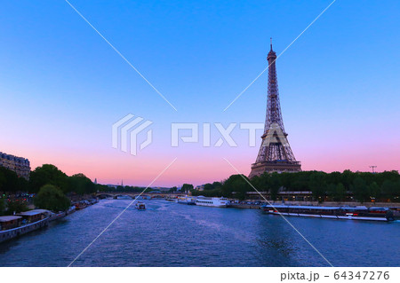 エッフェル塔 パリ 夕景 フランス エッフェル塔 パリ 夕景 フランス 64347276