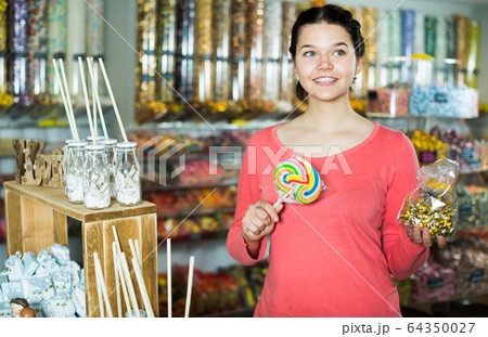 girl buying candies at shop 64350027