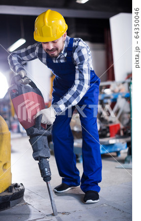 Worker to work with demolition hammer Worker to work with demolition hammer 64350046
