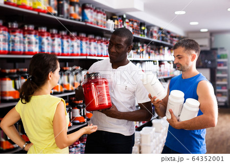 physically fit people discussing modern sport nutrition 64352001