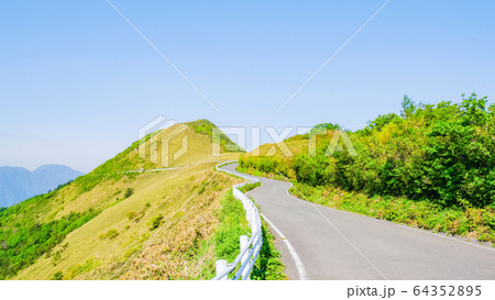 瓶ヶ森林道 64352895