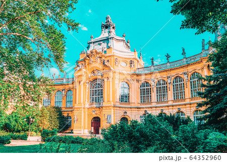 Vajdahunyad Castle (Hungarian-Vajdahunyad vara) is 64352960