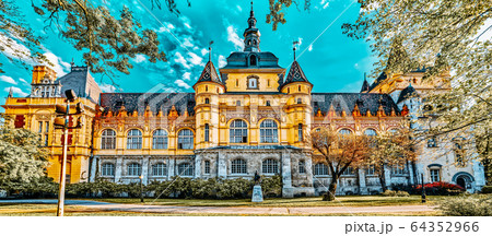 Vajdahunyad Castle (Hungarian-Vajdahunyad vara) is 64352966