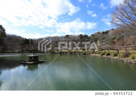雪吊りの公園 64353722