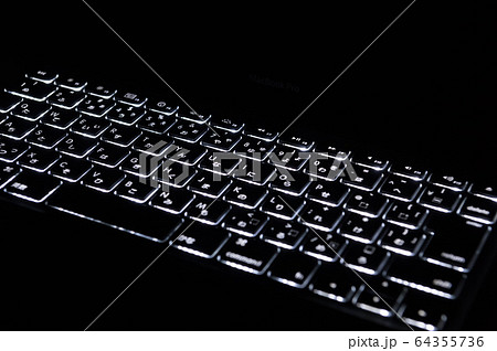 暗闇で光るパソコンのキーボード 暗闇で光るパソコンのキーボード 64355736