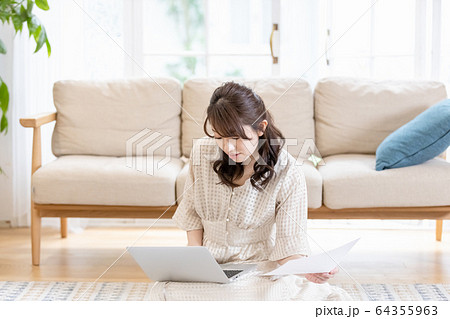 若い女性　在宅ワーク 64355963