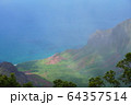 【ハワイ】ワイメアキャニオンから眺める虹 64357514