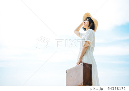 夏に旅行をする女性 夏に旅行をする女性 64358172