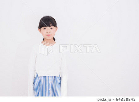 おしゃれな小学3年生の女の子の写真素材