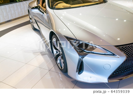 先進性を印象づける超小型の三眼フルLEDヘッドランプ造形美と先進テクノロジーの融合 64359339