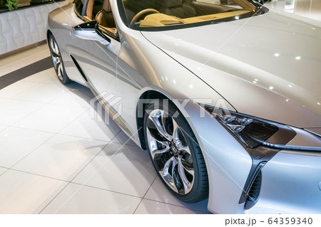 ワイドを強調する縦基調のターンランプと融合したサイドグリルにより風をフロントホイールアーチへ流す 64359340