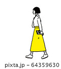 歩く若い女性 64359630