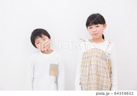 笑顔が可愛い小学生の男の子と女の子の写真素材