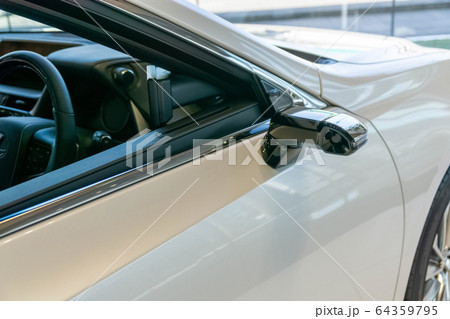 ドアミラー部のデジタルカメラ映像をフロントピラー部に設置された5インチのディスプレイに表示 64359795