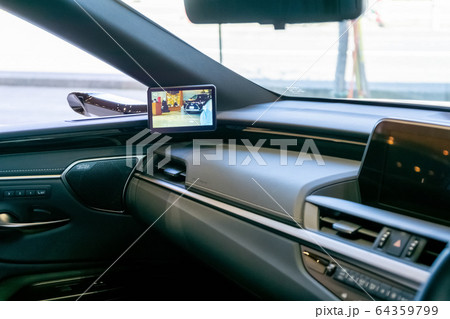 ドアミラー部のデジタルカメラ映像をフロントピラー部に設置された5インチのディスプレイに表示 ドアミラー部のデジタルカメラ映像をフロントピラー部に設置された5インチのディスプレイに表示 64359799