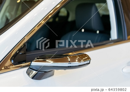 ドアミラー部のデジタルカメラ映像をフロントピラー部に設置された5インチのディスプレイに表示 ドアミラー部のデジタルカメラ映像をフロントピラー部に設置された5インチのディスプレイに表示 64359802