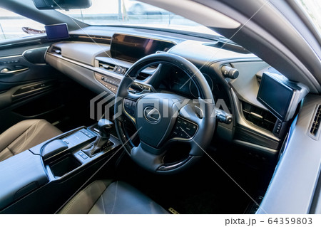 ドアミラー部のデジタルカメラ映像をフロントピラー部に設置された5インチのディスプレイに表示 64359803