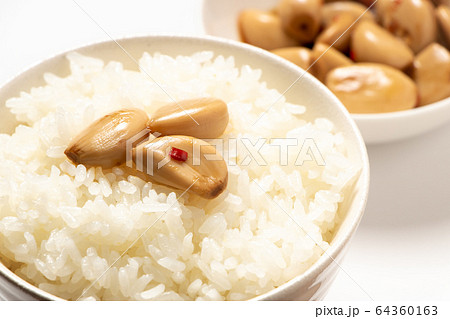 ごはんにのせられた、にんにくの醤油漬け。 64360163