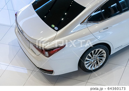 ESテールランプはレクサスセダン系のフルLED式テールランプは王道のデザイン定番のフィン付シルバー 64360173