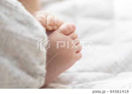 明るい部屋の中で寝転ぶ赤ちゃんの足の写真素材 64361419 Pixta