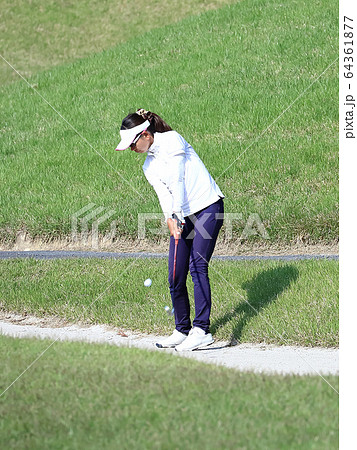 ラフからアプローチを打つ女性 イメージ ラフからアプローチを打つ女性 イメージ 64361877