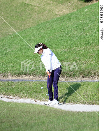 ラフからアプローチを打つ女性 イメージ ラフからアプローチを打つ女性 イメージ 64361906