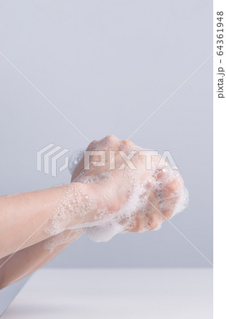 手洗 手洗い 手を洗う 64361948