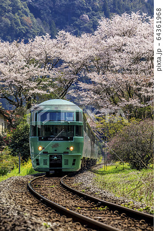 豊後中川駅と桜 64361968