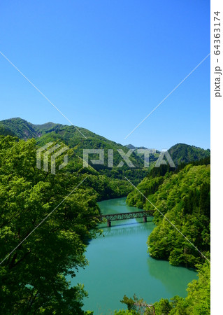 初夏の只見川と只見線第三橋梁。三島、福島、日本。5月中旬。 64363174