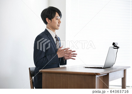 ウェブカメラに向かって話す若い男性 ビデオチャット オンライン面接 イメージ ウェブカメラに向かって話す若い男性 ビデオチャット オンライン面接 イメージ 64363716