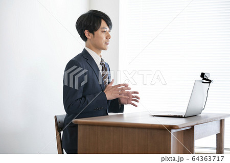 ウェブカメラに向かって話す若い男性　ビデオチャット　オンライン面接　イメージ 64363717