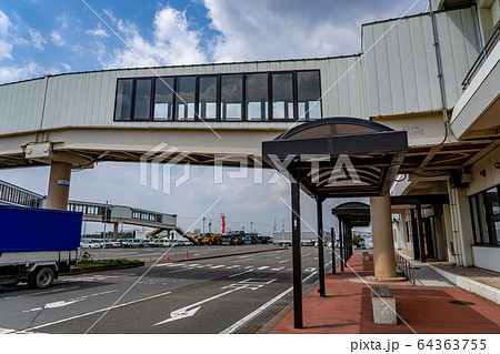 宮城県　仙台市　 仙台港フェリー埠頭　フェリーターミナルの通路 64363755