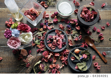 ドライフラワーとアロマオイル ドライフラワーとアロマオイル 64364091