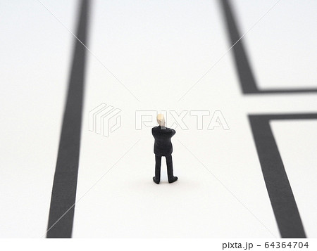 誘惑。人生の脇道の前に悩むビジネスマン 64364704