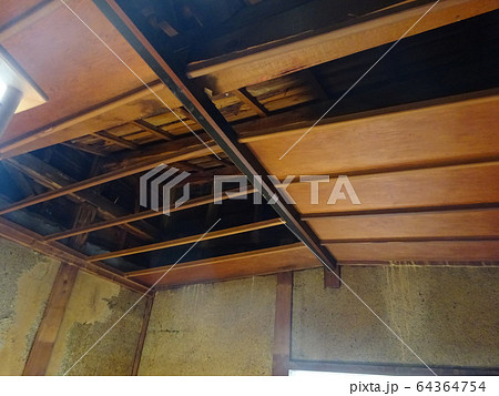 天井 修理の写真素材