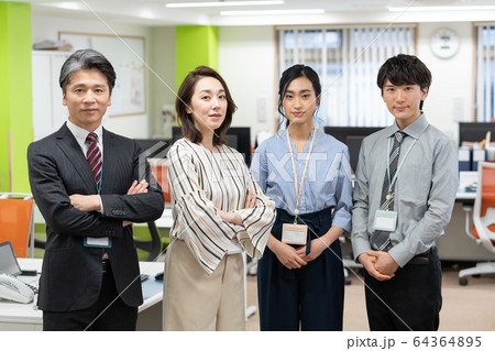 オフィスで立つ上司と後ろに立つ新入社員 オフィスで立つ上司と後ろに立つ新入社員 64364895
